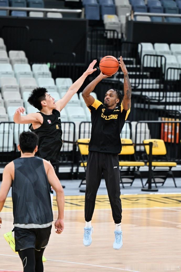 广厦布朗不随队远征，留下跟年轻球员训练，其实球迷没必要乱猜想布朗最近不打，