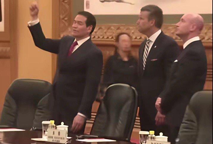 难怪鲁比奥对着人民大会堂的天花板一个劲夸，不停的看，换谁见了这阵仗，都得忍不住惊