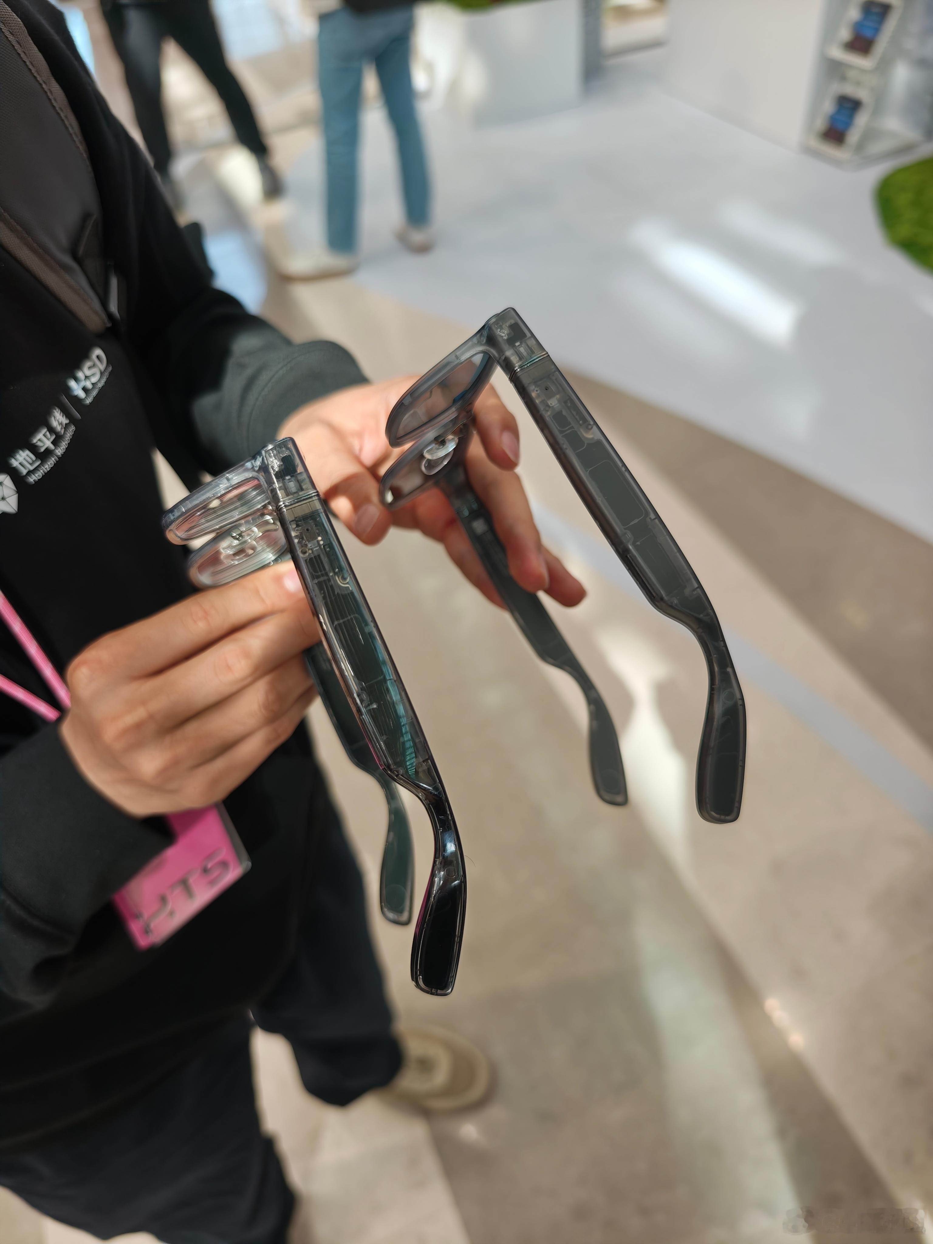 理想AI眼镜的科技灰亮光和我的科技灰哑光对比。我觉得亮光更适合做近视眼镜，