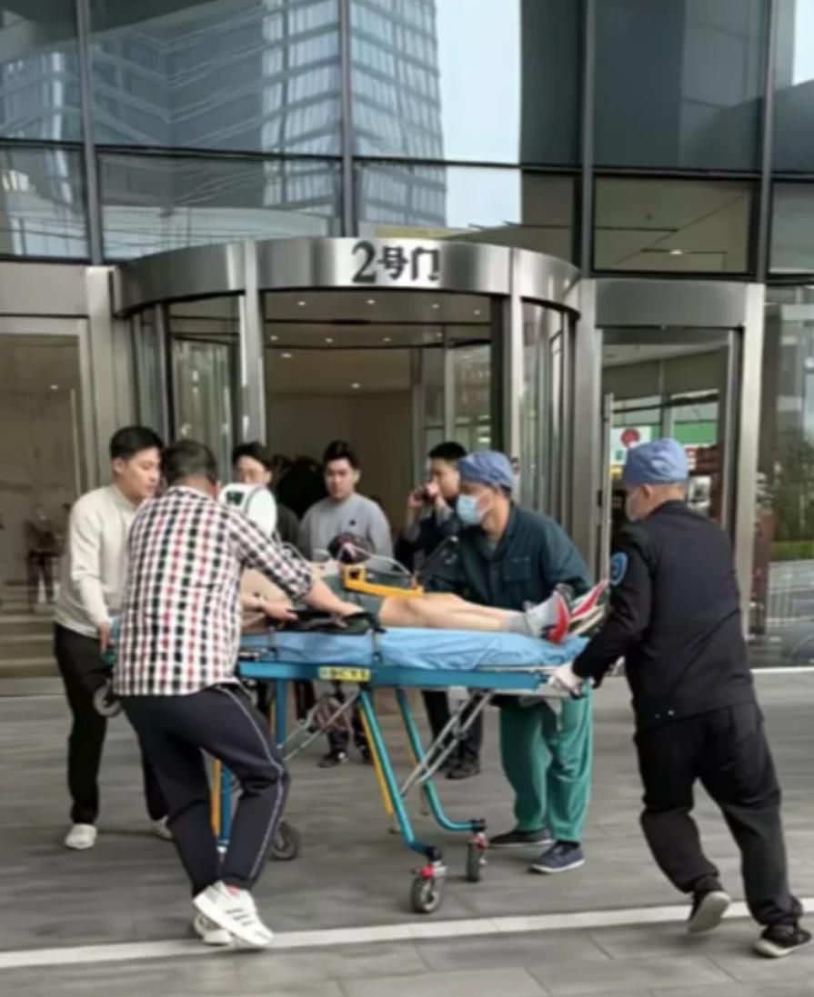 张雪峰去世前12小时在医院楼下的照片流出，真是离谱了，抢救的关键时刻，雪峰老