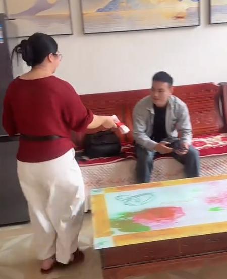 河南一弟弟结婚，姐夫姐姐竟然随礼6万，更让人诧异的是，事后弟媳妇想回礼2万，被姐