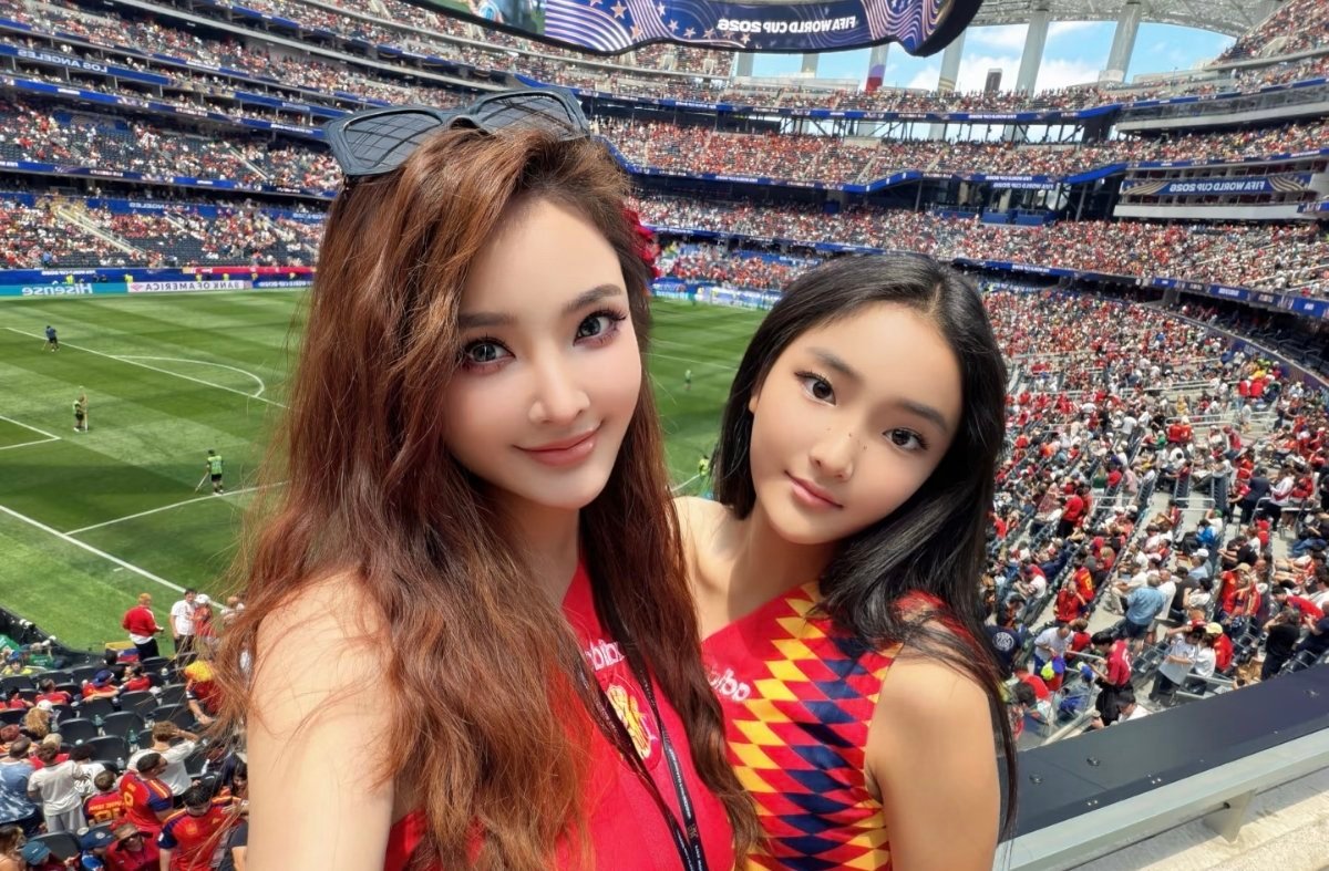 刘雨欣和女儿去看世界杯，母女俩好像！女儿和刘雨欣明玉格格时期简直一模一样。