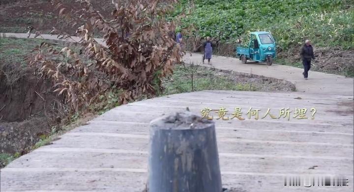 宜宾高县，一村头水泥路路口突然出现了一水泥桩，村民们抱怨水泥桩影响了他们正常通行