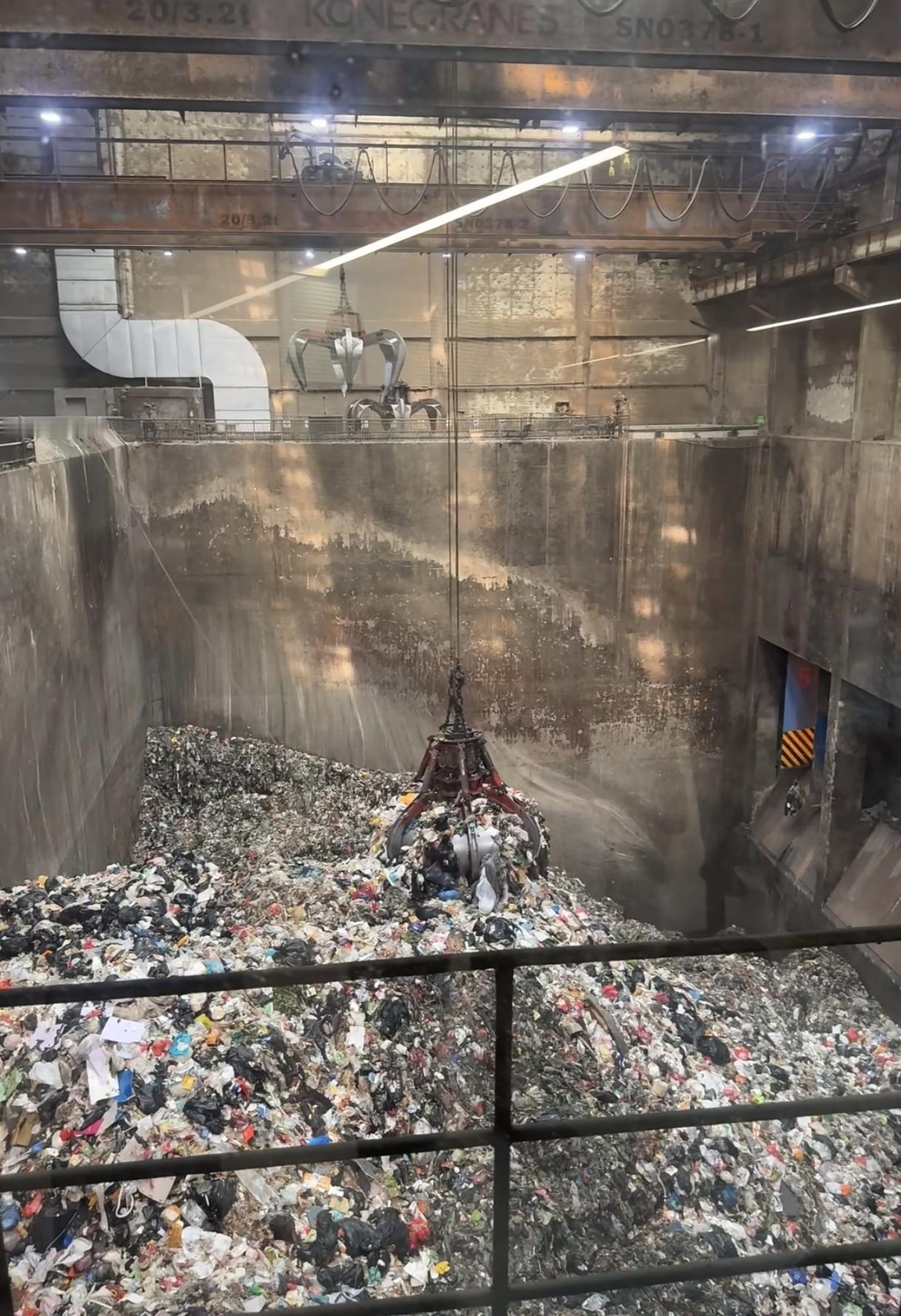 有个建议，由学校组织孩子们到环卫处理厂参观垃圾焚烧，比上课宣讲别乱扔垃圾、垃圾分