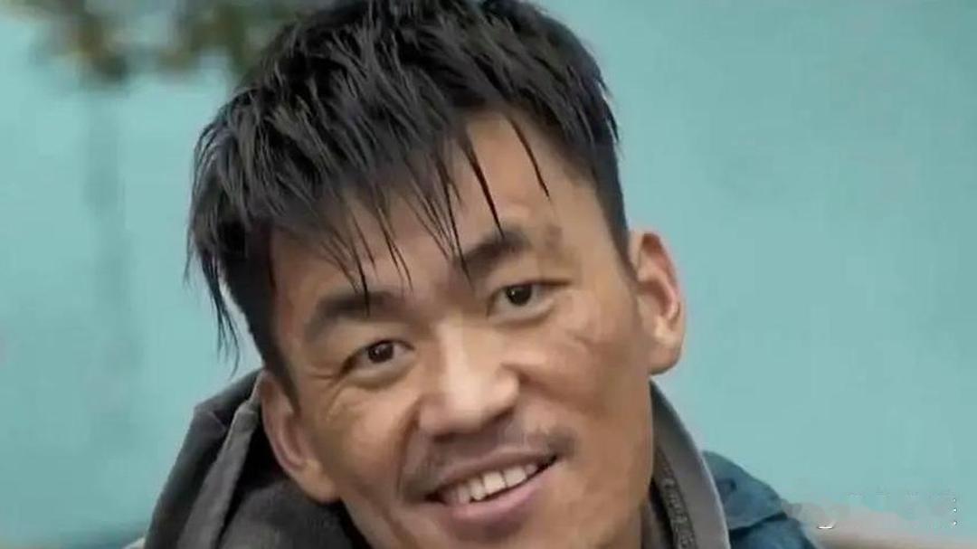 王宝强一拒，躲5亿坑还赚45亿。当初，吴京筹备《镖人》，立马联系王宝强邀演。谈得不长，宝强直接拒绝。