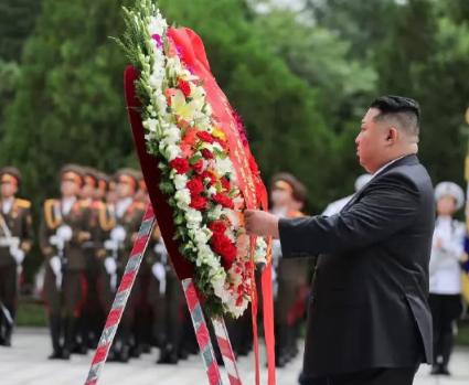 金正恩这一跪，接下来朝鲜的经济建设就更有谱了！ 2026年7月26日，朝鲜最