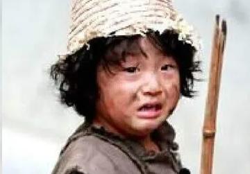 从前，有个傻小子第一次去丈人家，对方听说他傻，所以想试探一下，吃饭时只拿上来一根