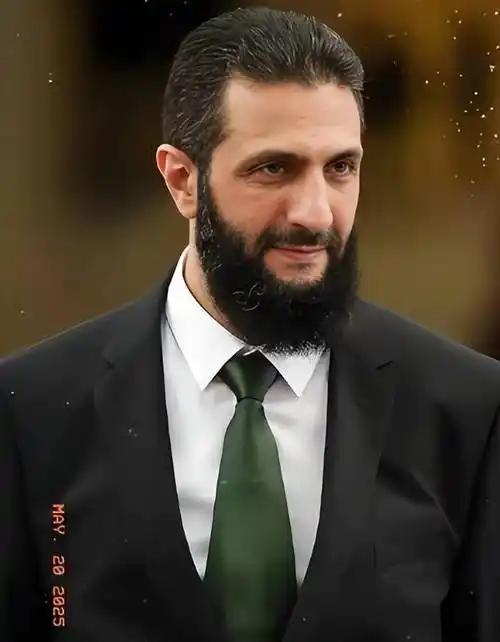 2026年4月26日大马士革司法宫的铁笼里，一个身着棕色囚服的男人低着头，听着法