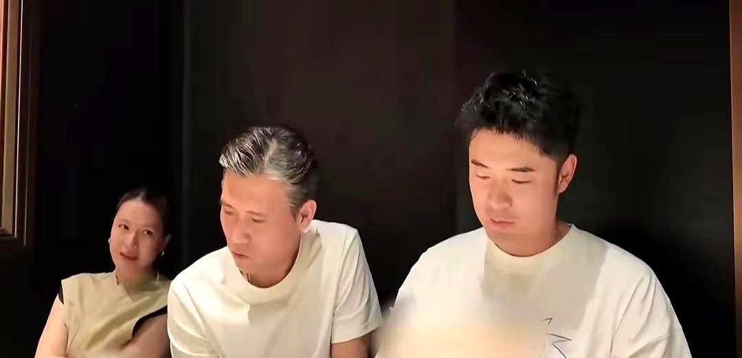 陈赫组局的朋友聚会真是热闹，李乃文穿着白T恤晃悠着啤酒杯，笑声隔老远都能听见。