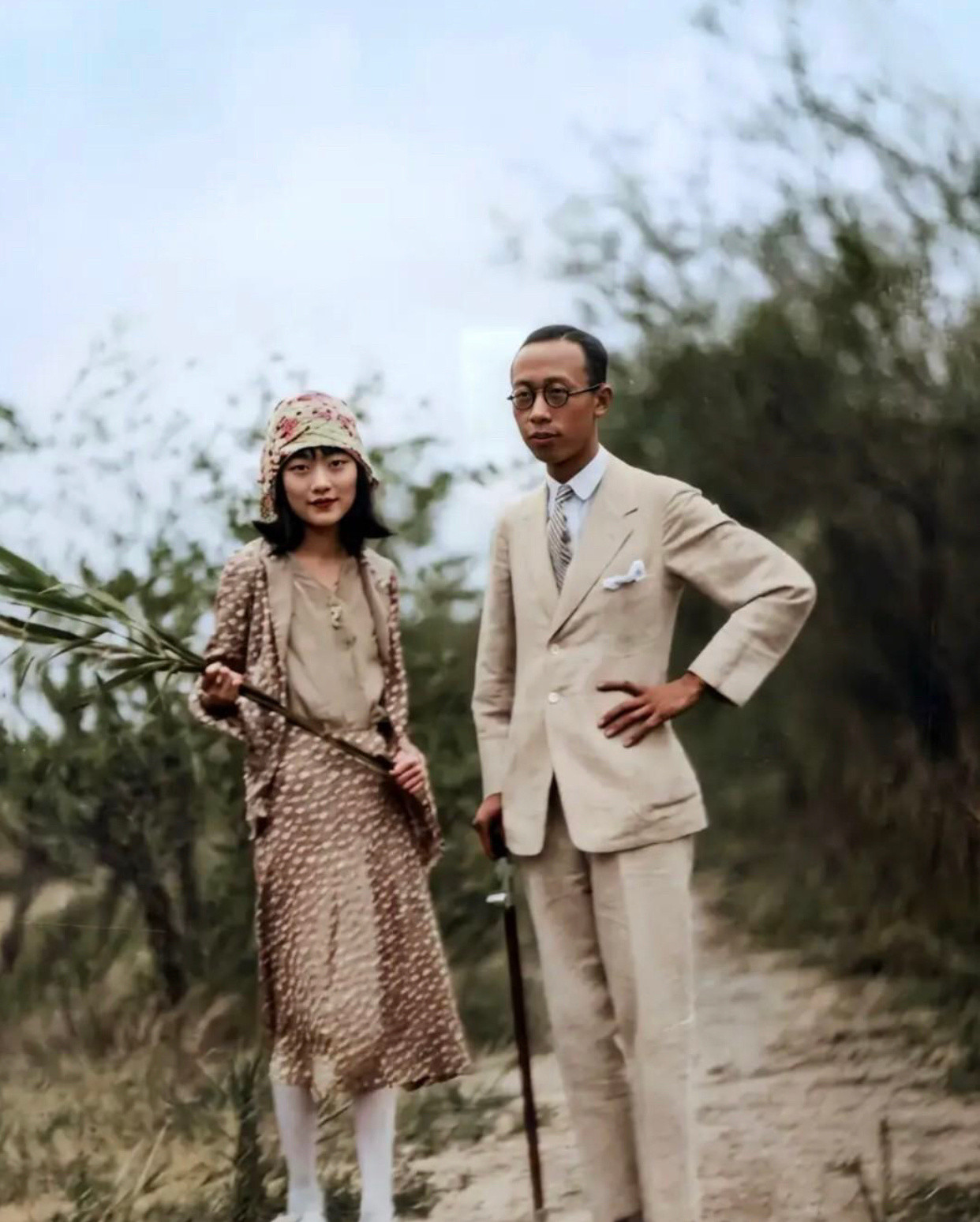 这是溥仪和婉容结婚后不久的一张照片，那时候的两人也太瘦了吧