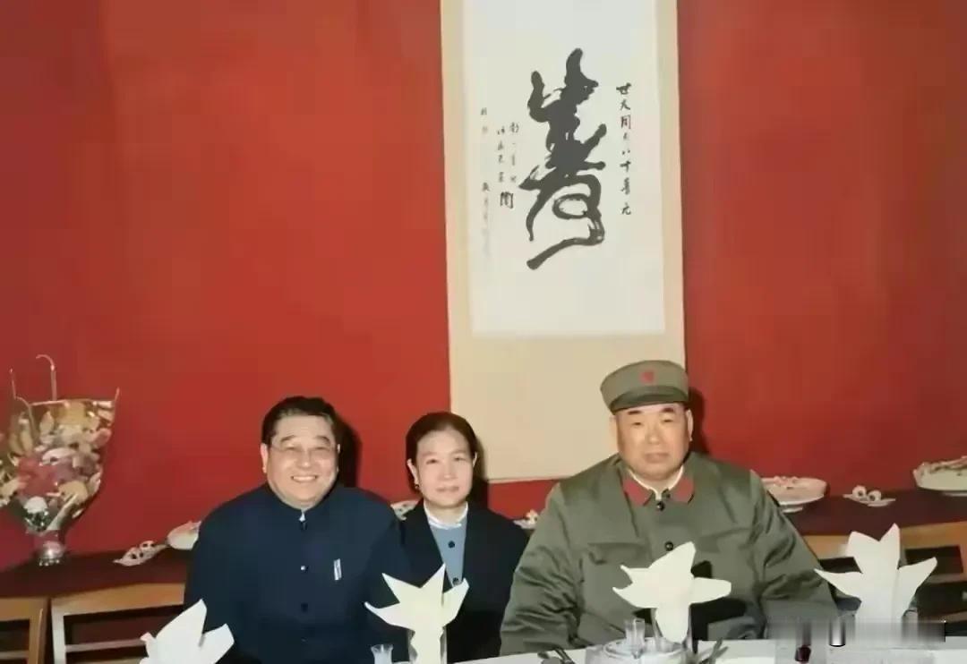 🍁1985年2月，许世友将军八十大寿留影，这是将军人生中最后一个生日。身侧是