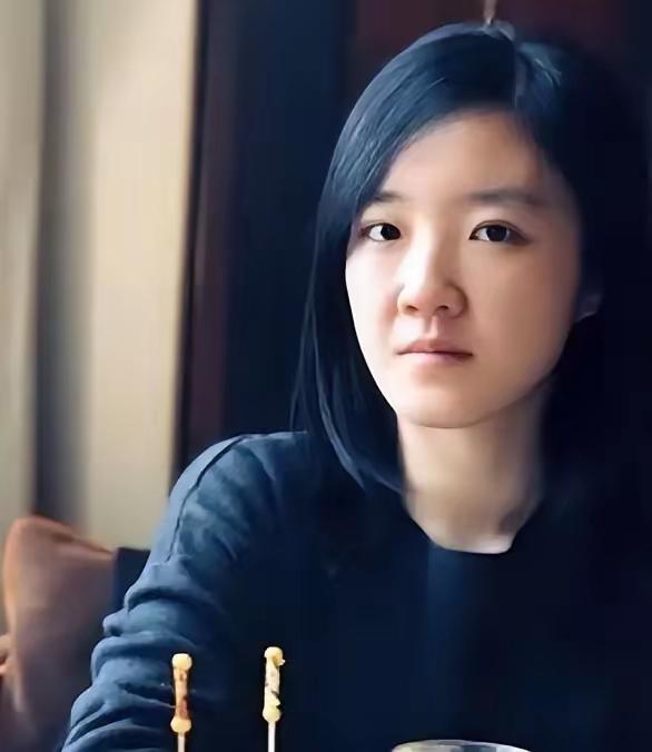 黄芊芊简直是神级学霸！1989年生于江西上饶普通家庭的她，从小就爱学习，中小学