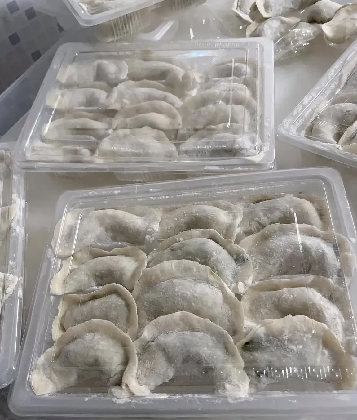 我妈退休之后，总感觉闲得慌。我看她包饺子技术挺厉害，就让她白天在家包，我下班后去摆摊售卖