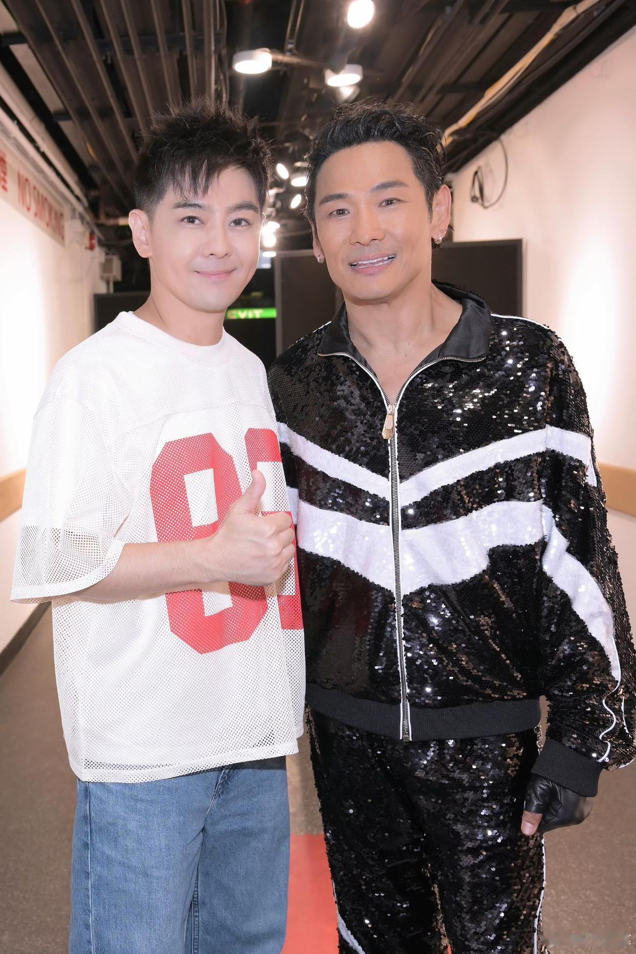林志颖杜德伟同台表演，两人认识了33年，这么多年过去感觉他俩一点没老，这保养真是