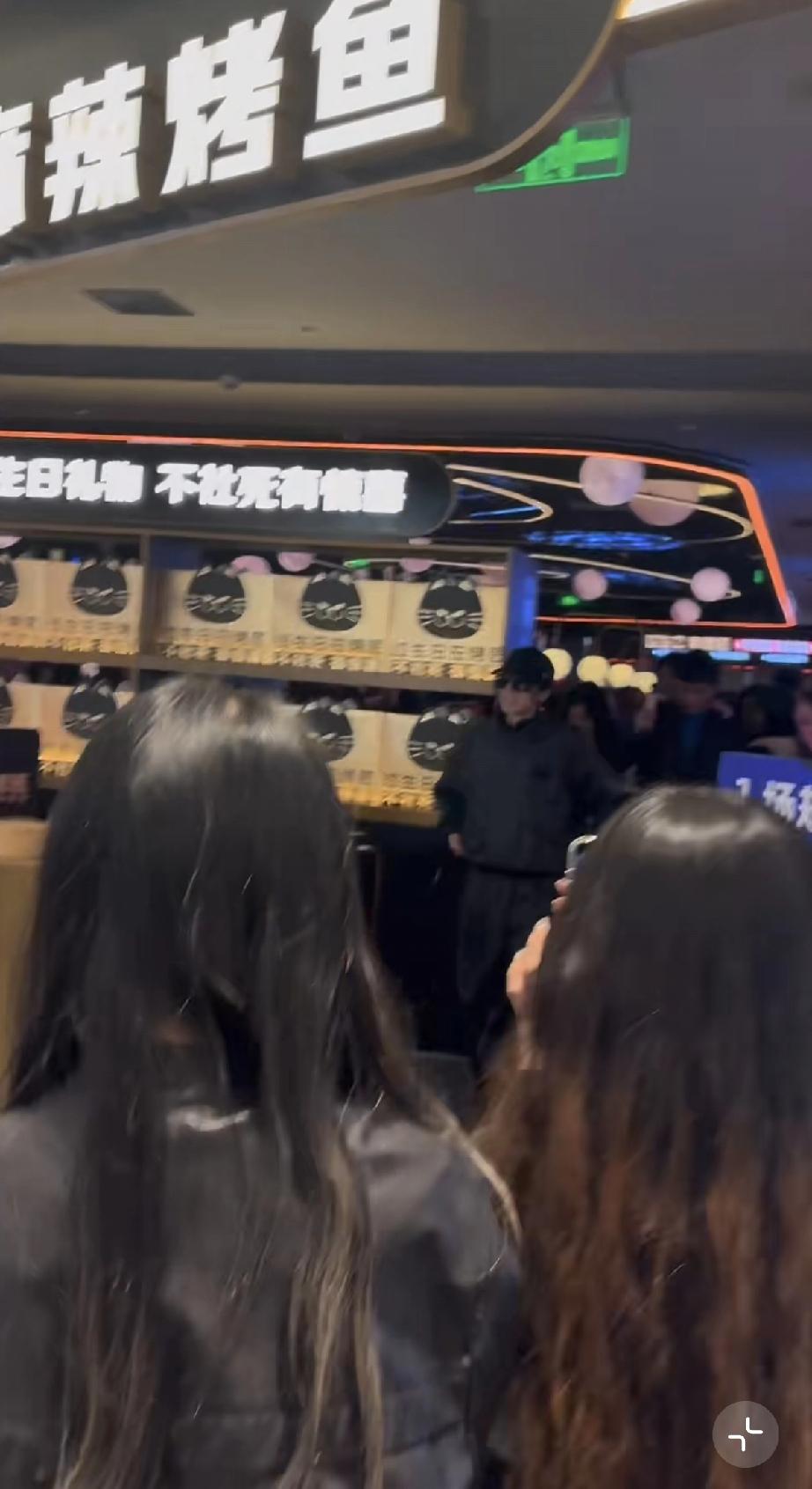 华晨宇又瘦又矮，戴耳环头发像鸡窝，跟个邋遢女生似的，不知道张碧晨看上他什么了!