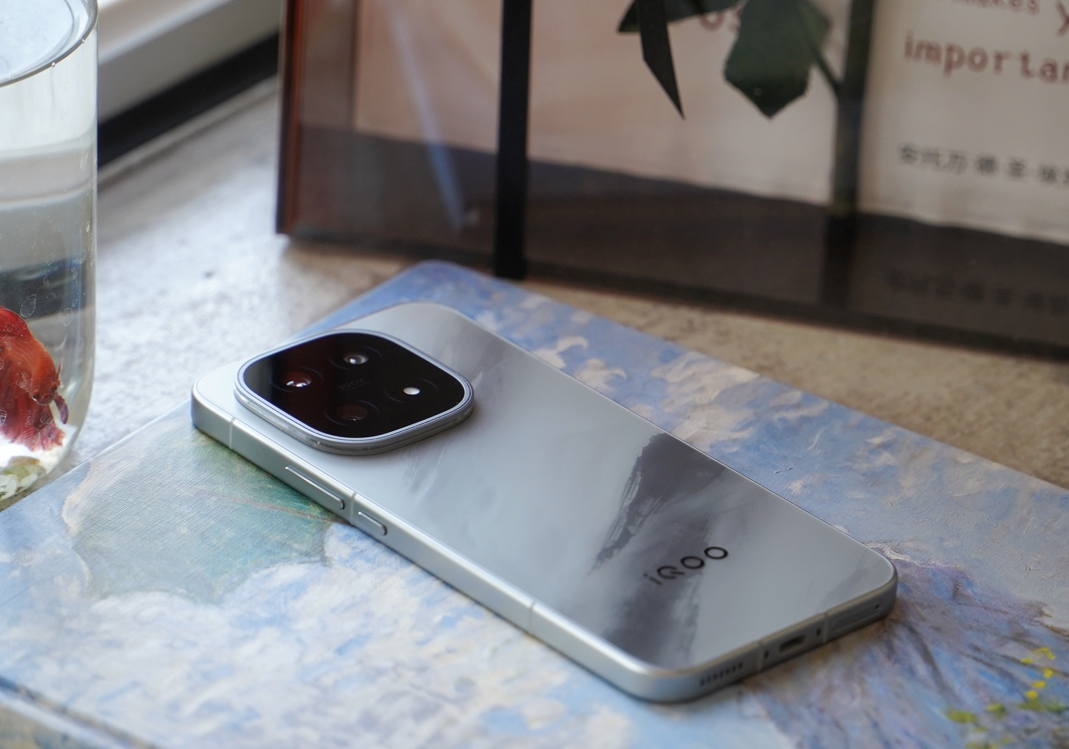 iQOO15凌云子弹兄已经当主力机用了很久了，体验就一个字：顺。真的很顺手很好