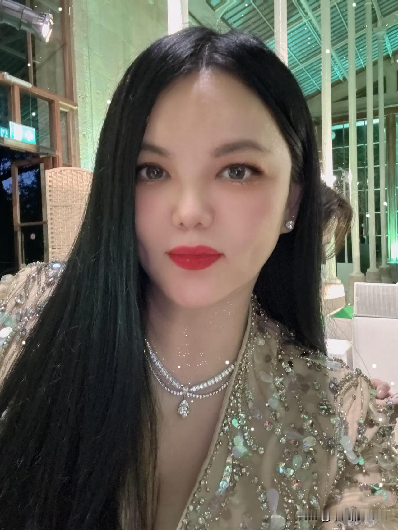 12月19日，著名主持人李湘官宣投拍新电影，她本人担任总出品人，韩三平担任监制。