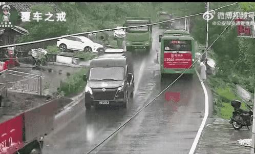 这种情况如果昧着良心去讹货车司机的钱财就太不厚道了。一女孩下了客车后见到马路对