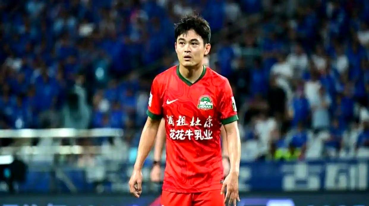 河南队赛季末第一位离队球员浮现，预计将转会云南玉昆。教练换成了拉莫斯，小