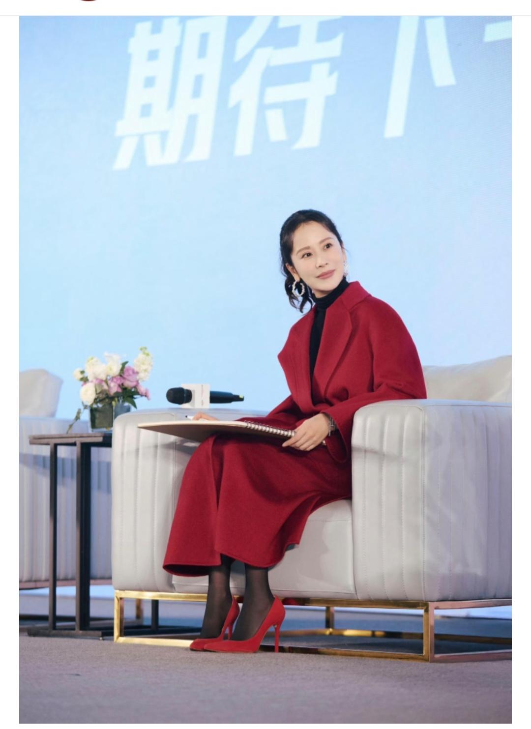海清，红大衣配红鞋子，好有新年的气氛。