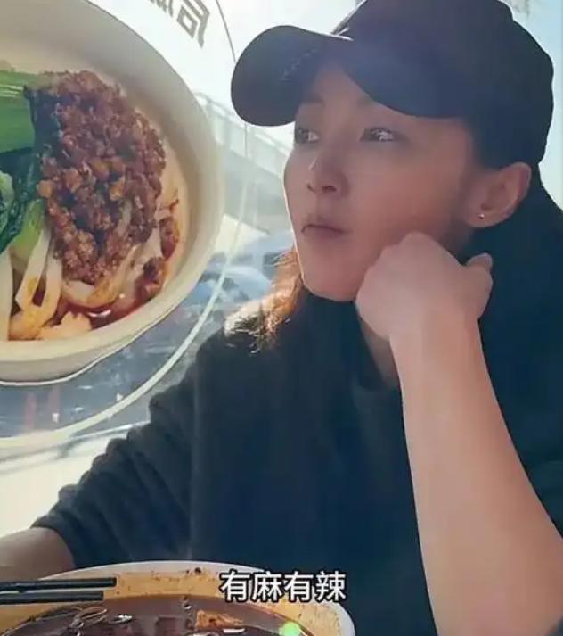当年的顶流女星，如今却落得如此境地。 7月31日晚，44岁姚笛在社交平台上分