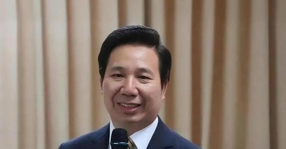 金门那边，现在吵翻天了。县长陈福海直接摊牌，说全金门没人反对那座直通厦门机场