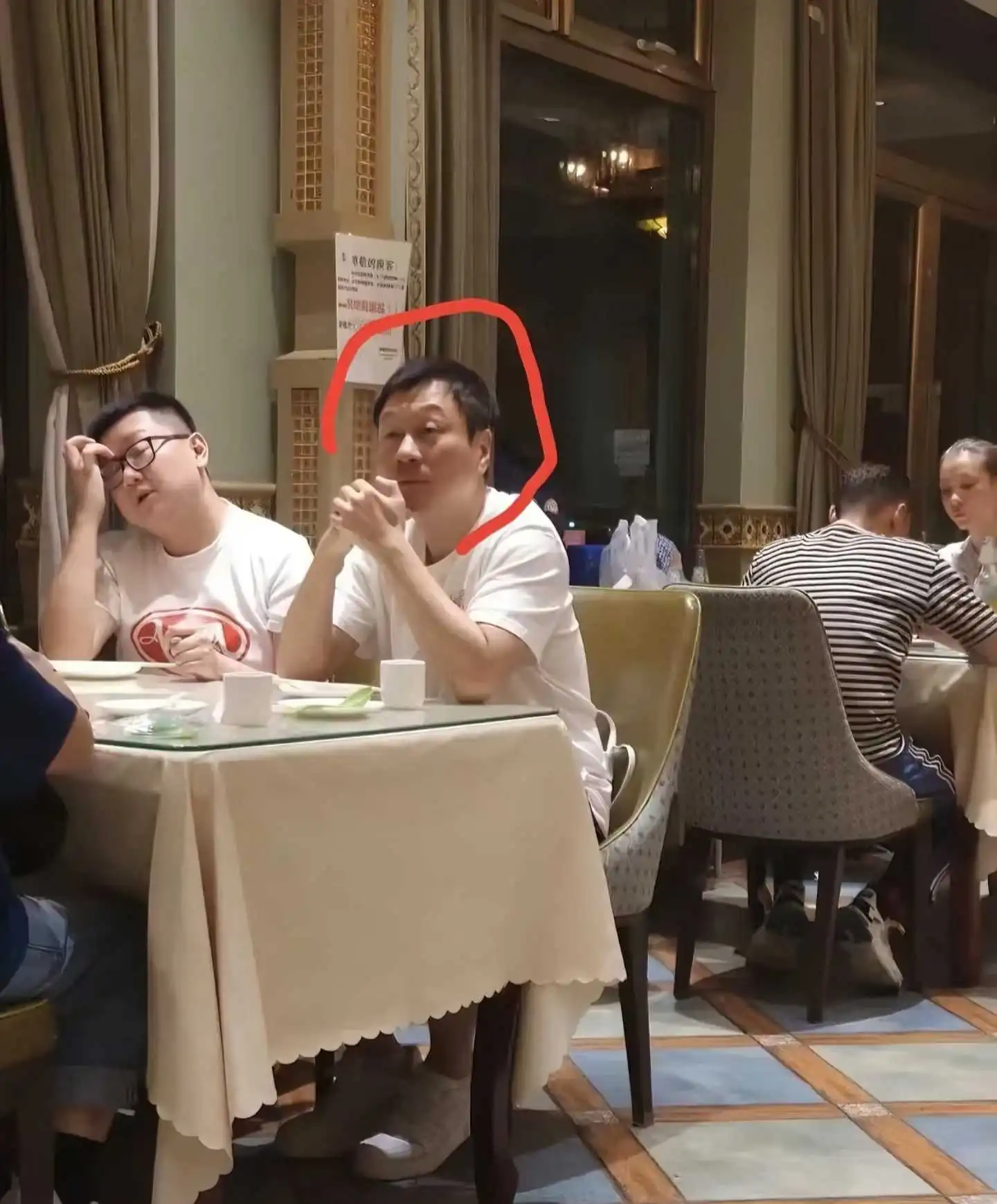 网友饭店偶遇名人，大家能看出这是谁吗？
