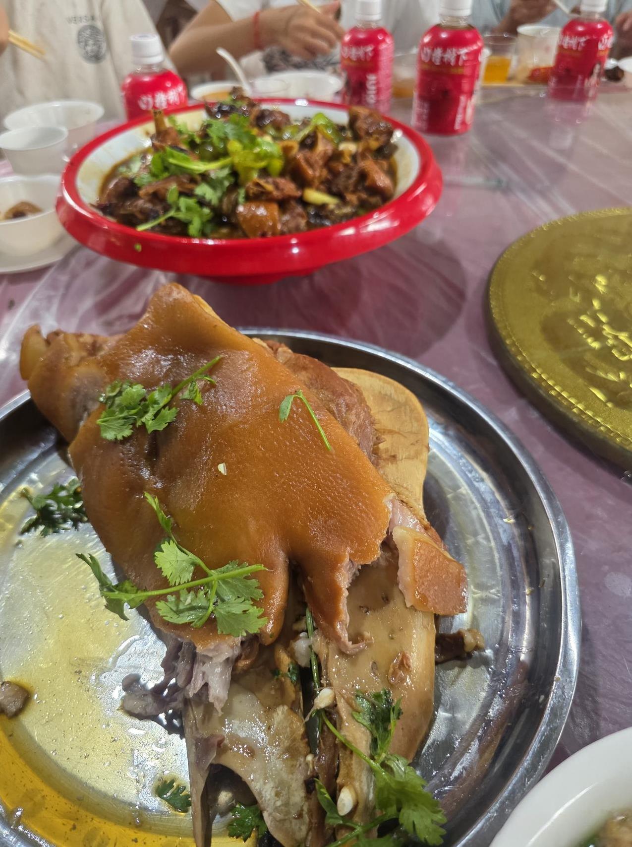 我们这里的农村订婚宴，都有什么菜……今天中午到隔壁村饭店订菜，遇到订婚宴，我顺