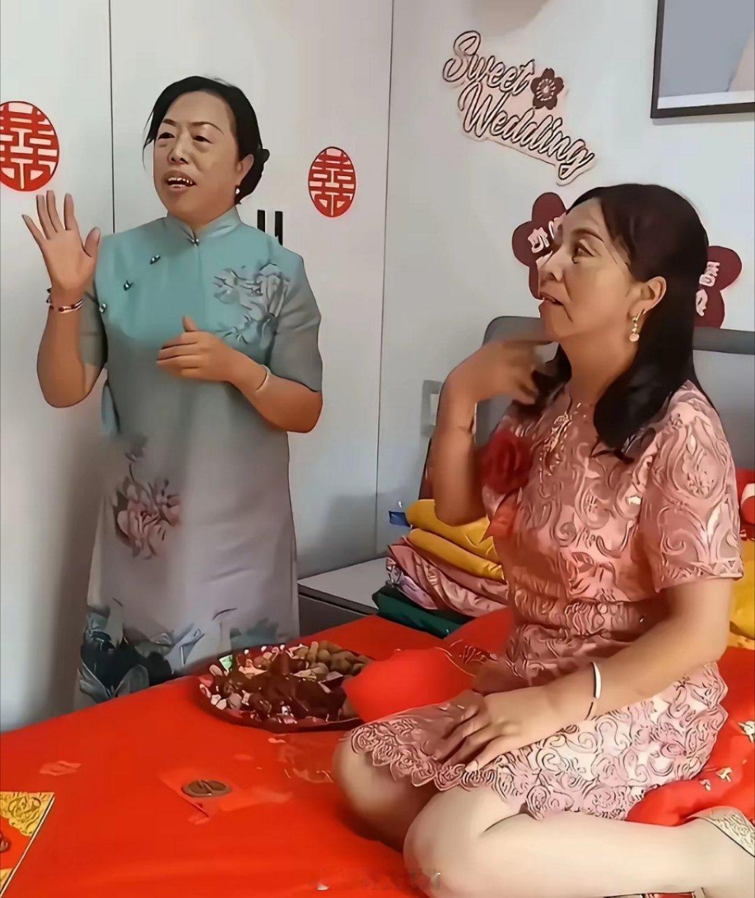 感觉这个新娘，都可以和他新婚老公的妈妈，做姐妹了。