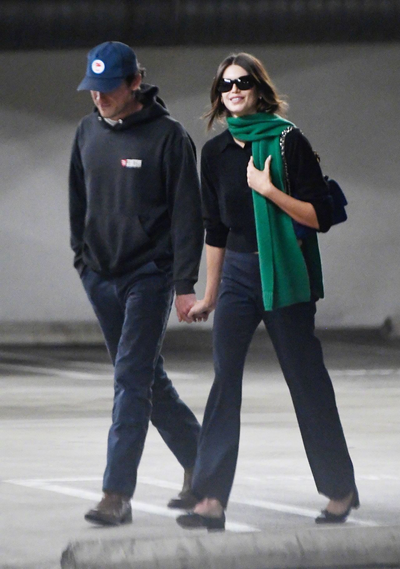 KaiaGerber与男友刘易斯·普尔曼在洛杉矶手牵手漫步被拍。简单的一身，因