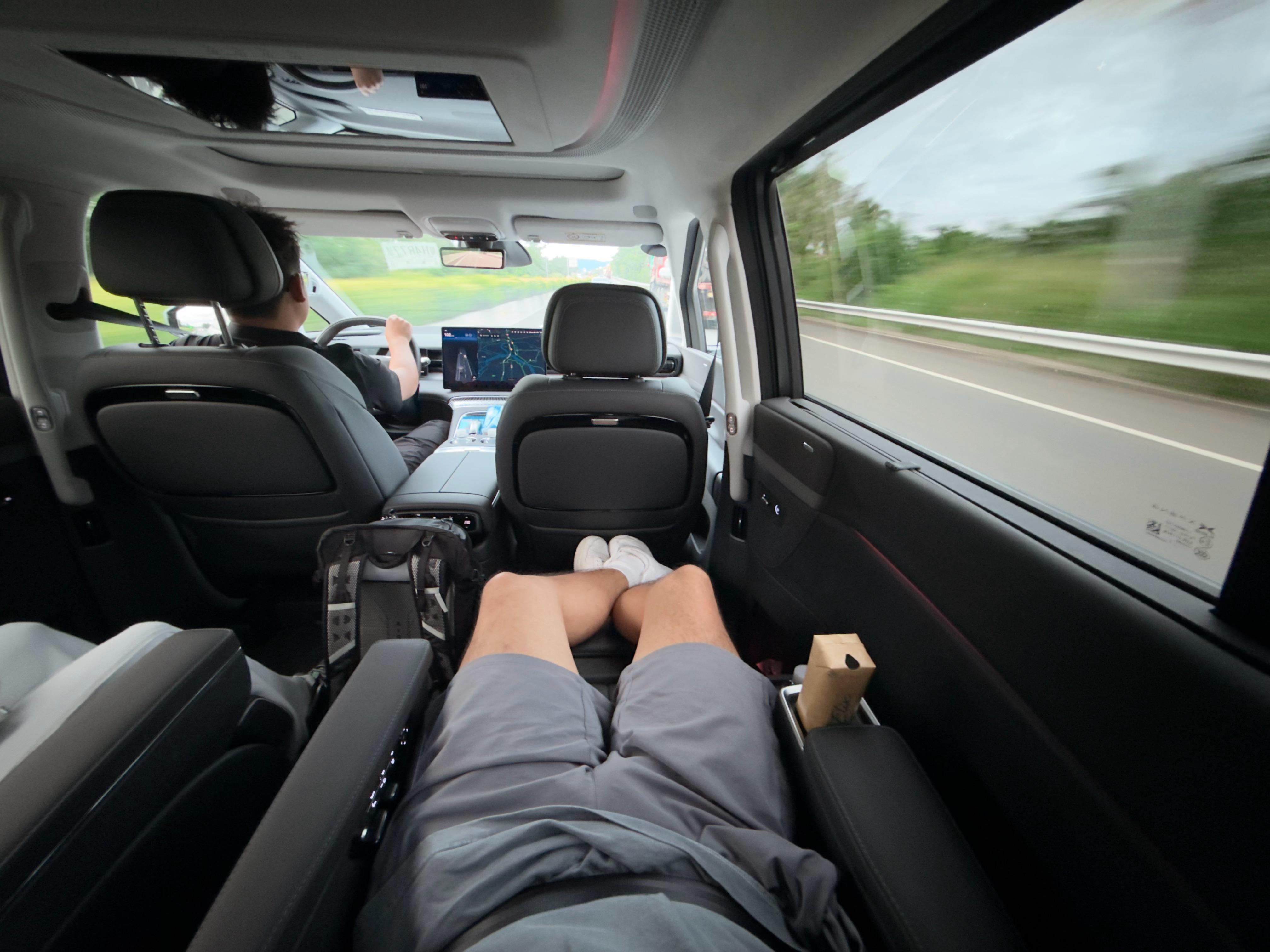 快被小鹏X9哄成胚胎了！早晨一大早送我去机场，座椅一躺，按摩一开，高速路柔韧的底