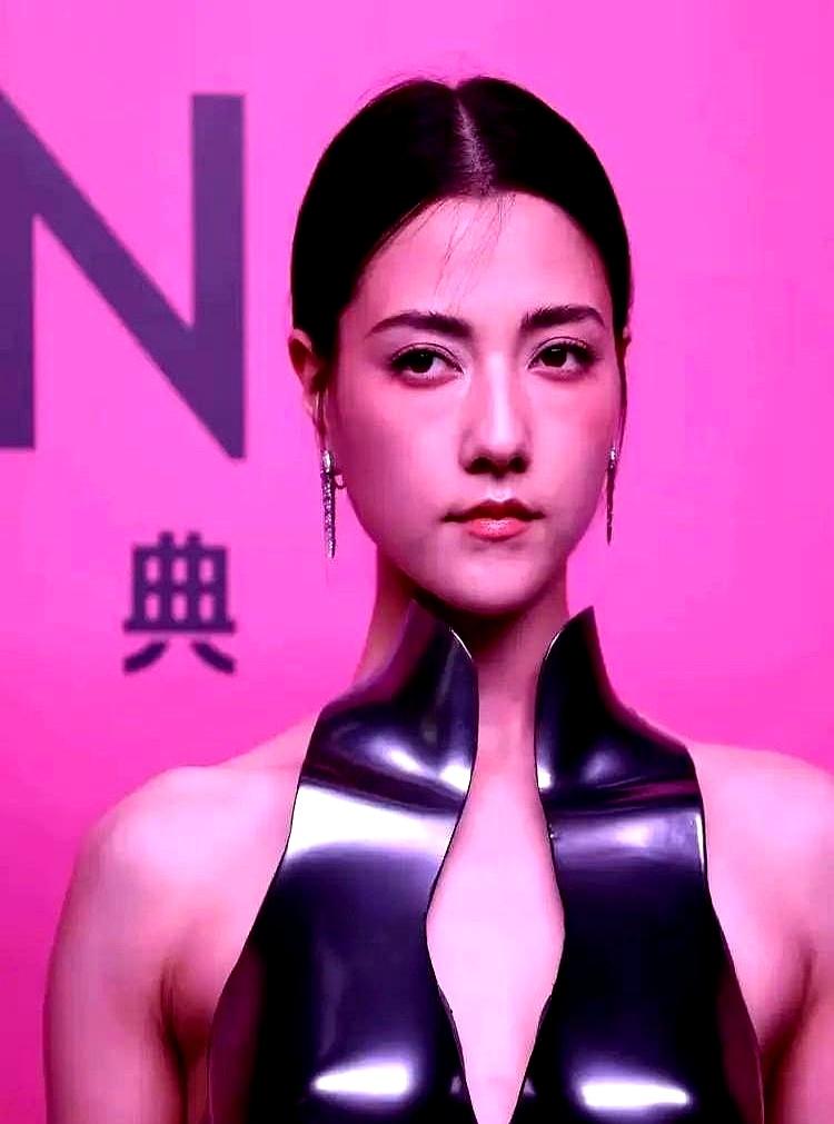这哪里是娇滴滴的小白兔啊，分明是个目标感拉满的狠角色。真要说霍家二公子好不好拿