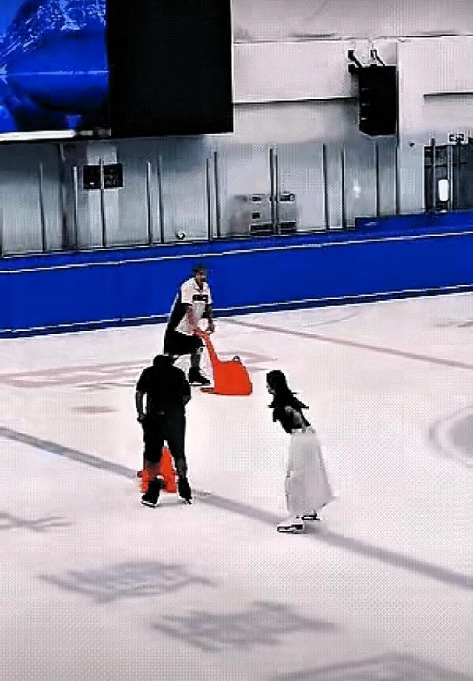 最近滑冰场这事，看着有点好笑，过后又觉得挺尴尬的——一个女孩上冰后没控制好平衡，