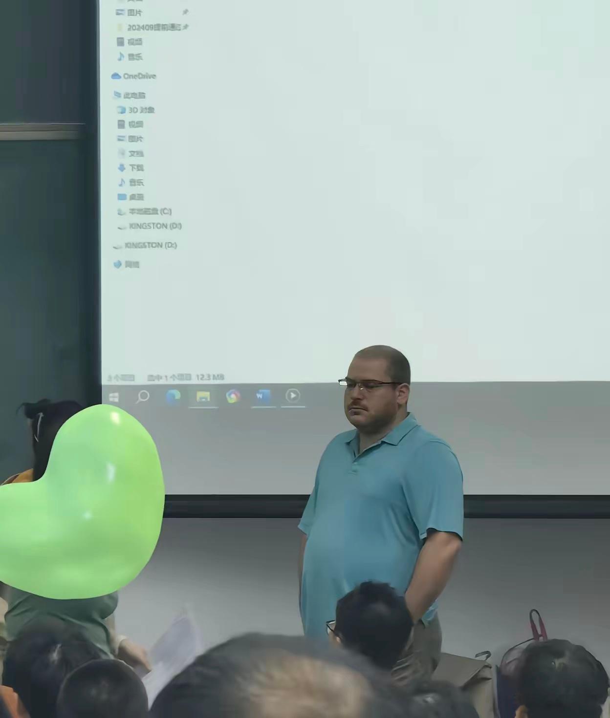 大胖媳妇在人大教书，但挣得工资只够自己花，北京租房以及孩子的上学的学费全都是张彩