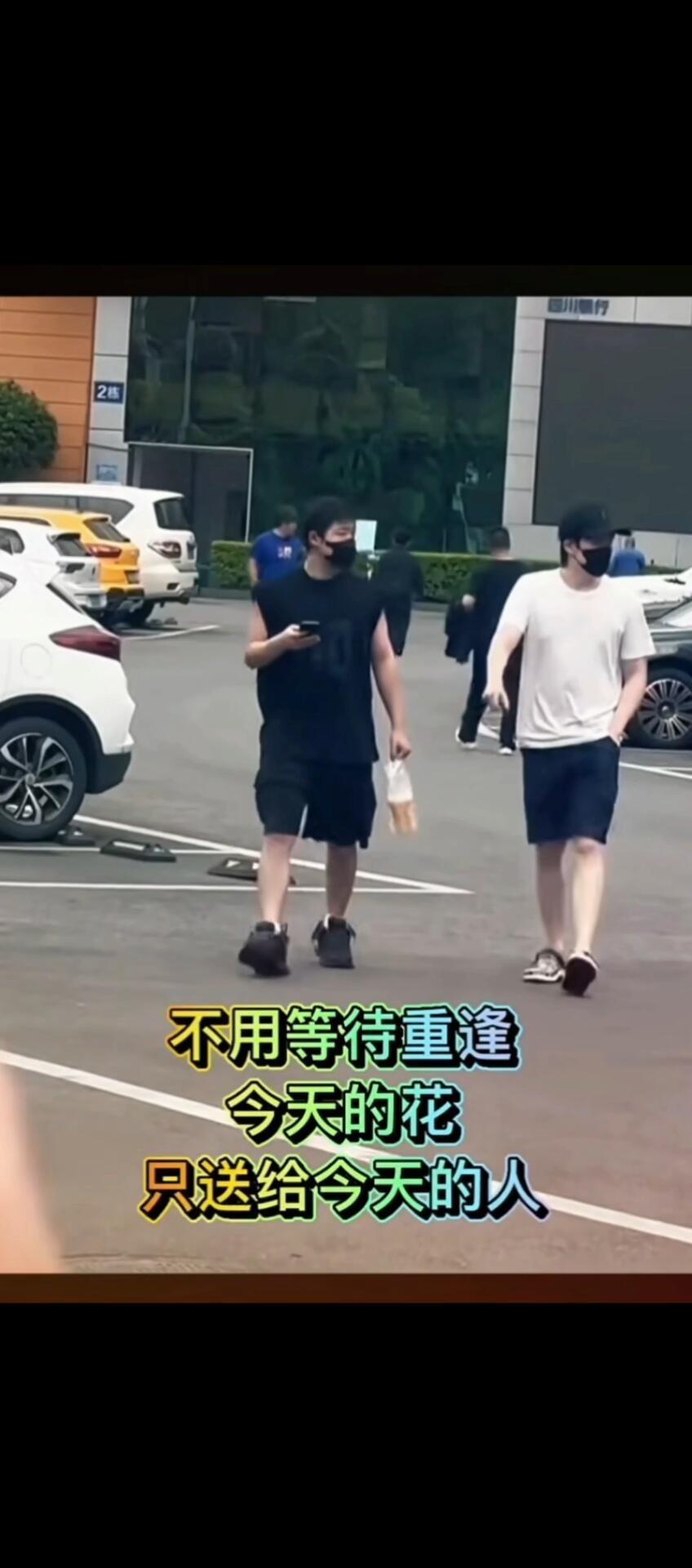 王楚钦自由自在，带着口罩出门，训练完了就出去吃东西，头哥这生活真不错！头哥和草