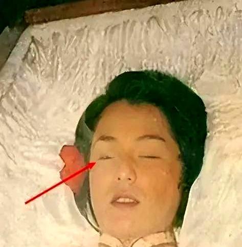 看到翁美玲遗容里那只未完全闭上的眼睛，我心都碎了！翁美玲演黄蓉红遍大街小