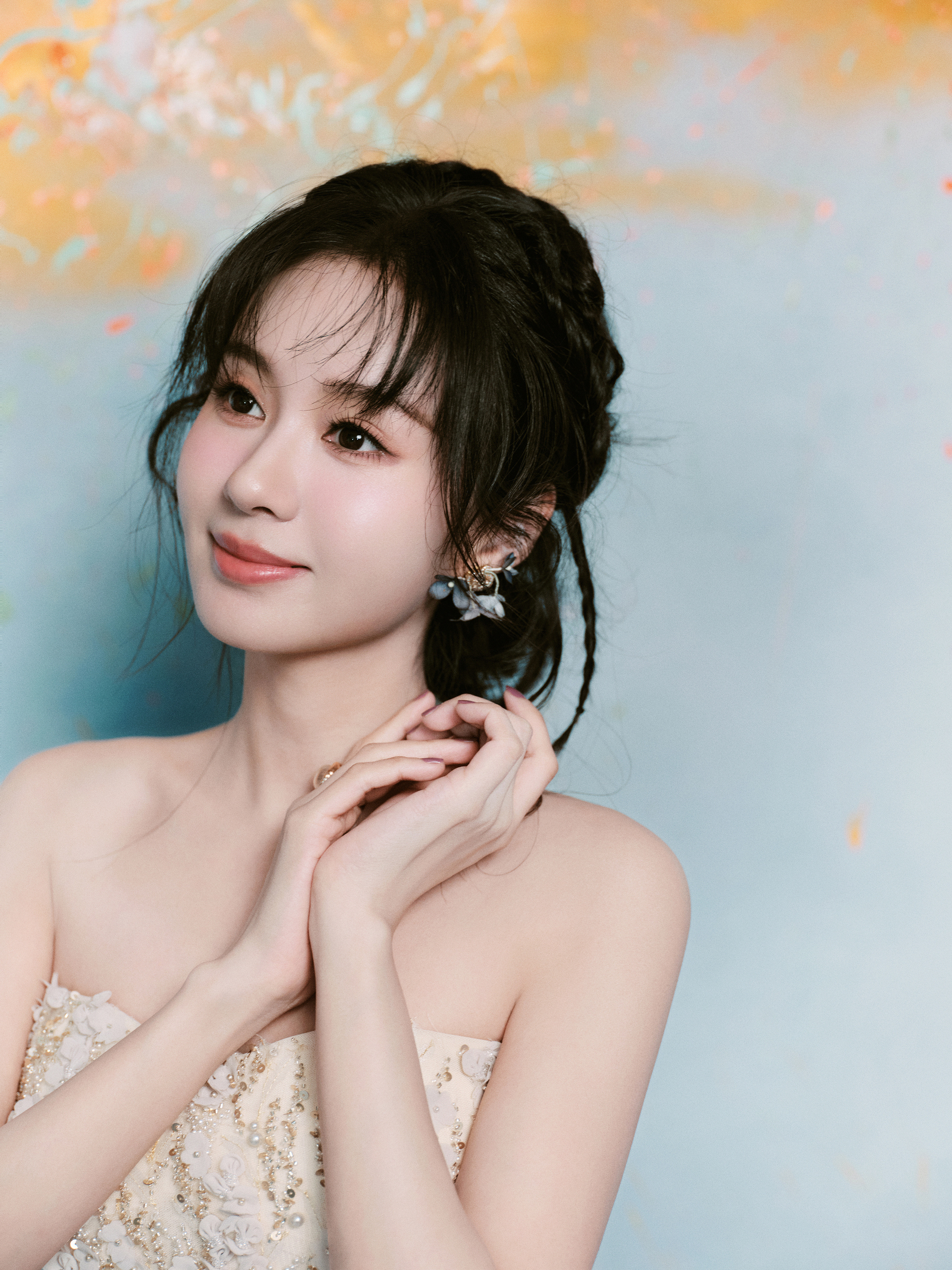 郑合惠子抹胸裙勾勒出锁骨的弧度，淡紫纱裙藏着丰腴的线条。