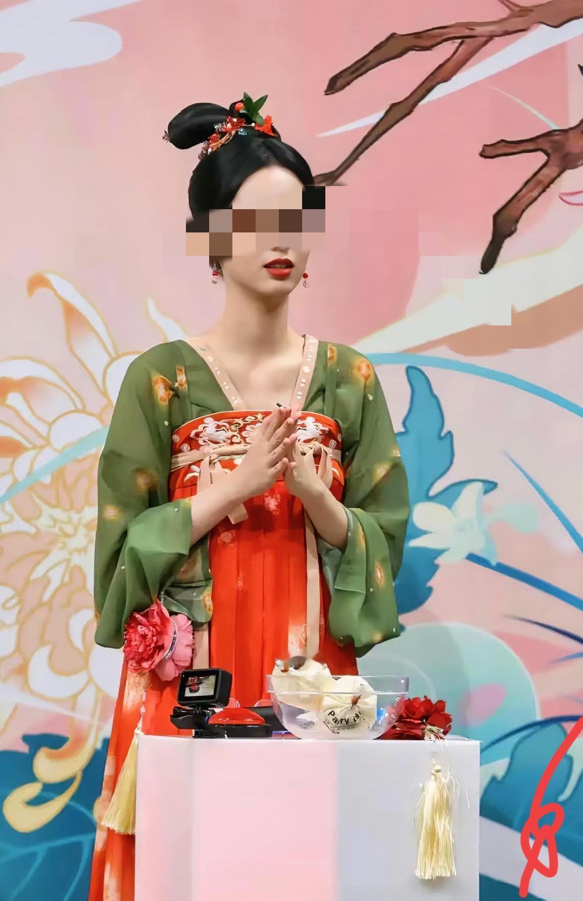 这下好了，洛阳汉服店老板们都要笑发财了原因很简单，因为没有任何一个店把汉服朝