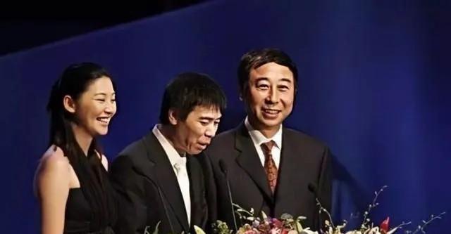 1991年，冯小刚一大早拨通了冯巩电话，心情忐忑地问：巩哥，我女儿唇腭裂手术，急