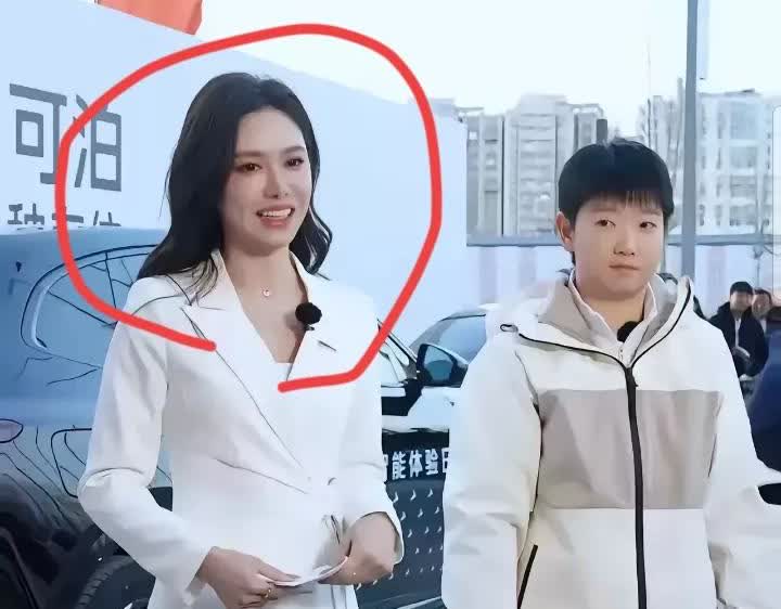 我把莎莎的照片拿给我那不看乒乓球的老公看了我老公放下手机抬头问我:她是谁