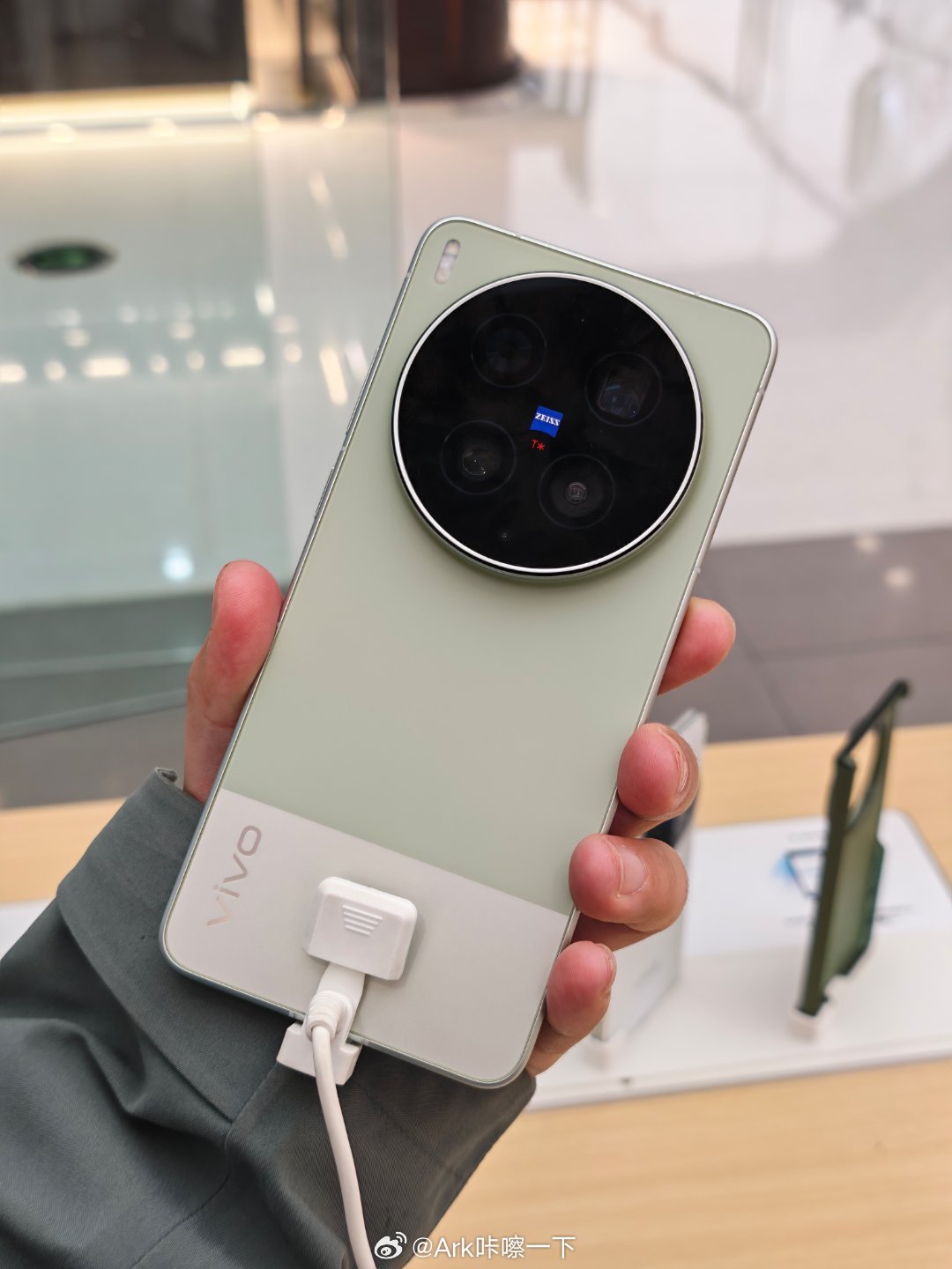 感受一下vivoX300Ultra，白色这款有类似华为P60系列的贝母纹理，