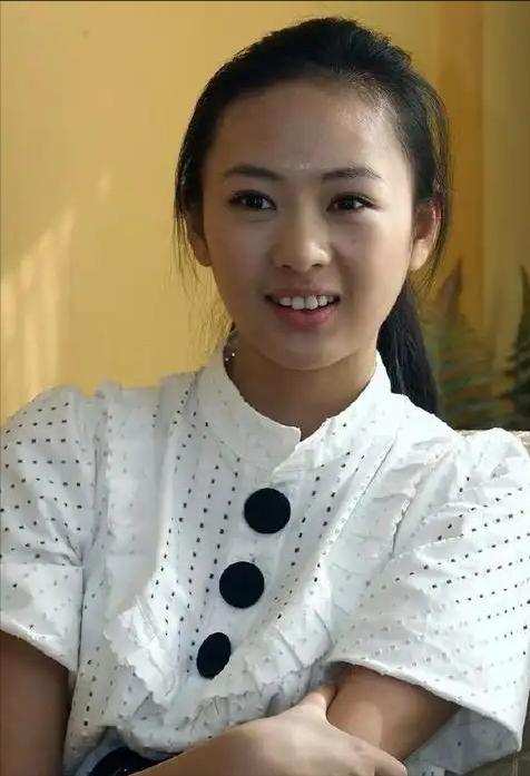 2010年，一次宴会上，童瑶正在角落发呆，这时一位富商走来问：“可以加你微信吗？