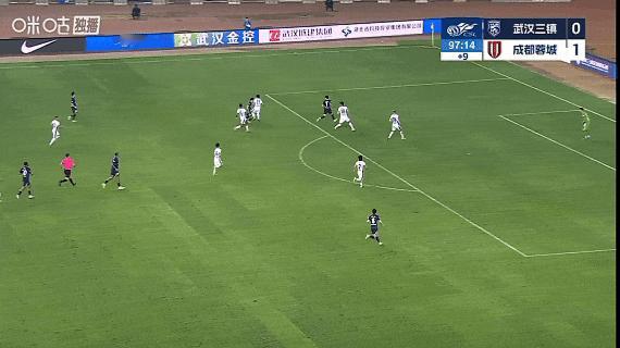 昨晚成都蓉城对阵武汉三镇，应该是本赛季以来踢得最吃力的一场比赛，似乎比踢亚冠还困