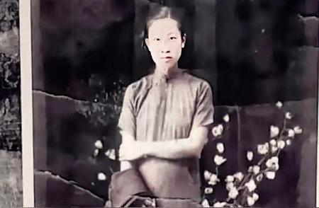 1937年，日军将18岁怀孕7个月的李秀英拖进了地下室，开始粗鲁地解她的衣扣。李