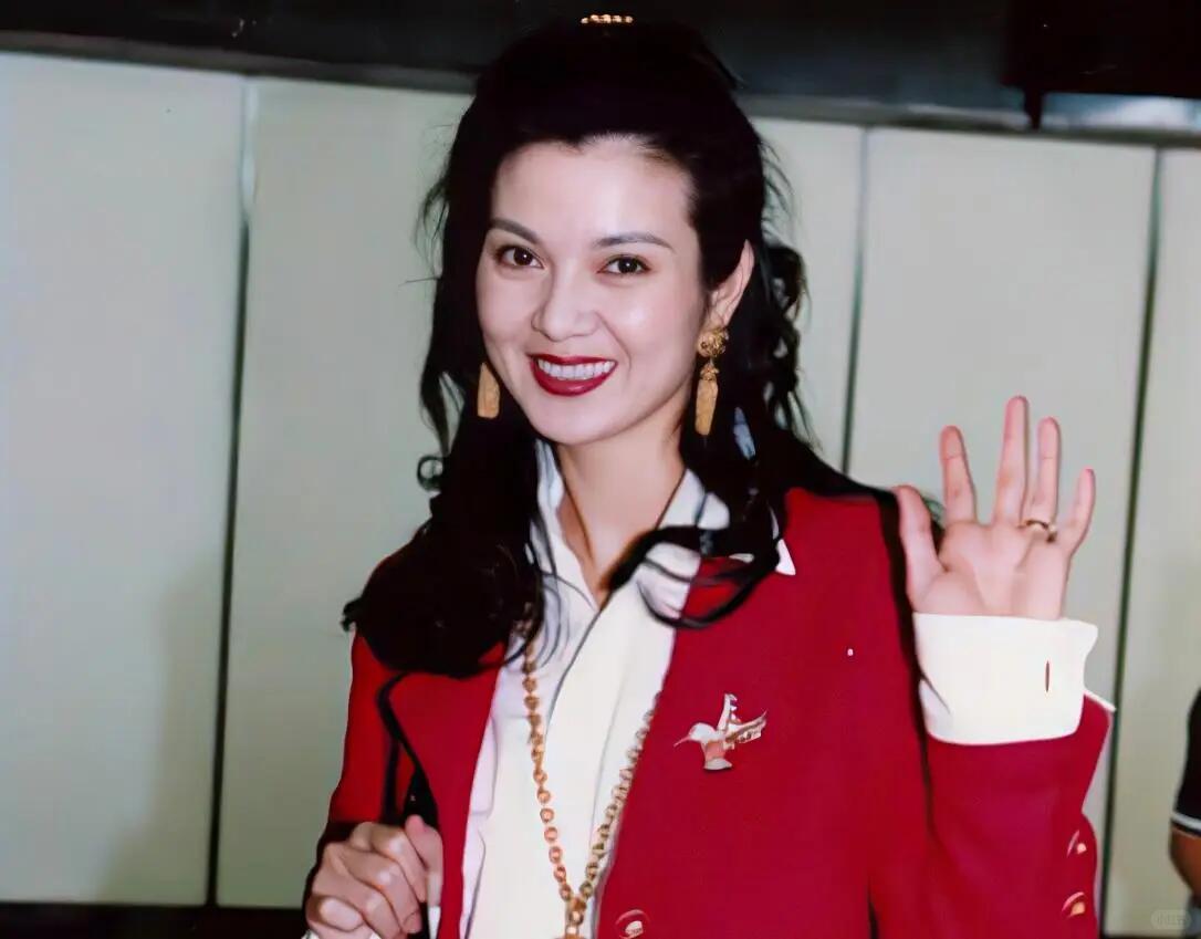 曾经的金马奖最美童星谢玲玲，23岁息影嫁入香港顶级豪门林家，近日受访，揭开旧时代