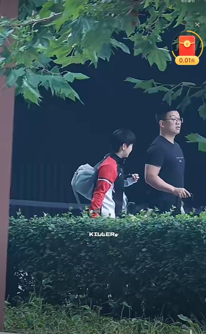 孙颖莎进行场地适应性训练！今天上午莎莎和翔哥一起去训练，中午两人又一起返回，翔