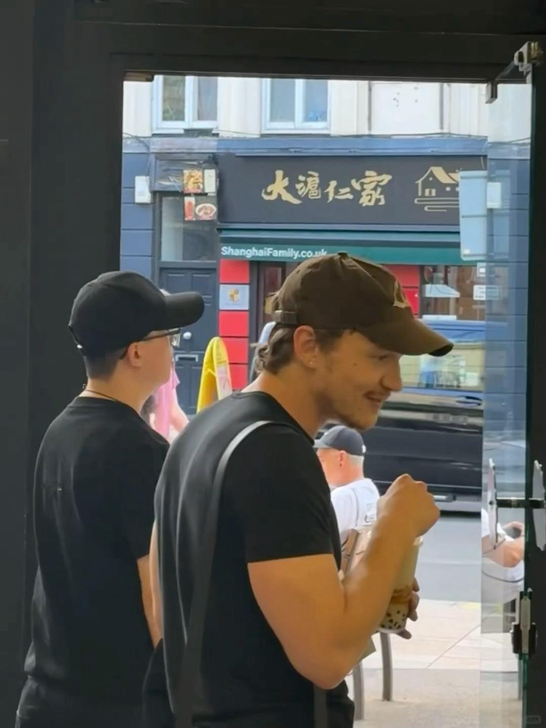 Connor在英国，还是出现在大英的喜茶点的奶茶还是黑糖波波，不愧是甜豆🍬🧋