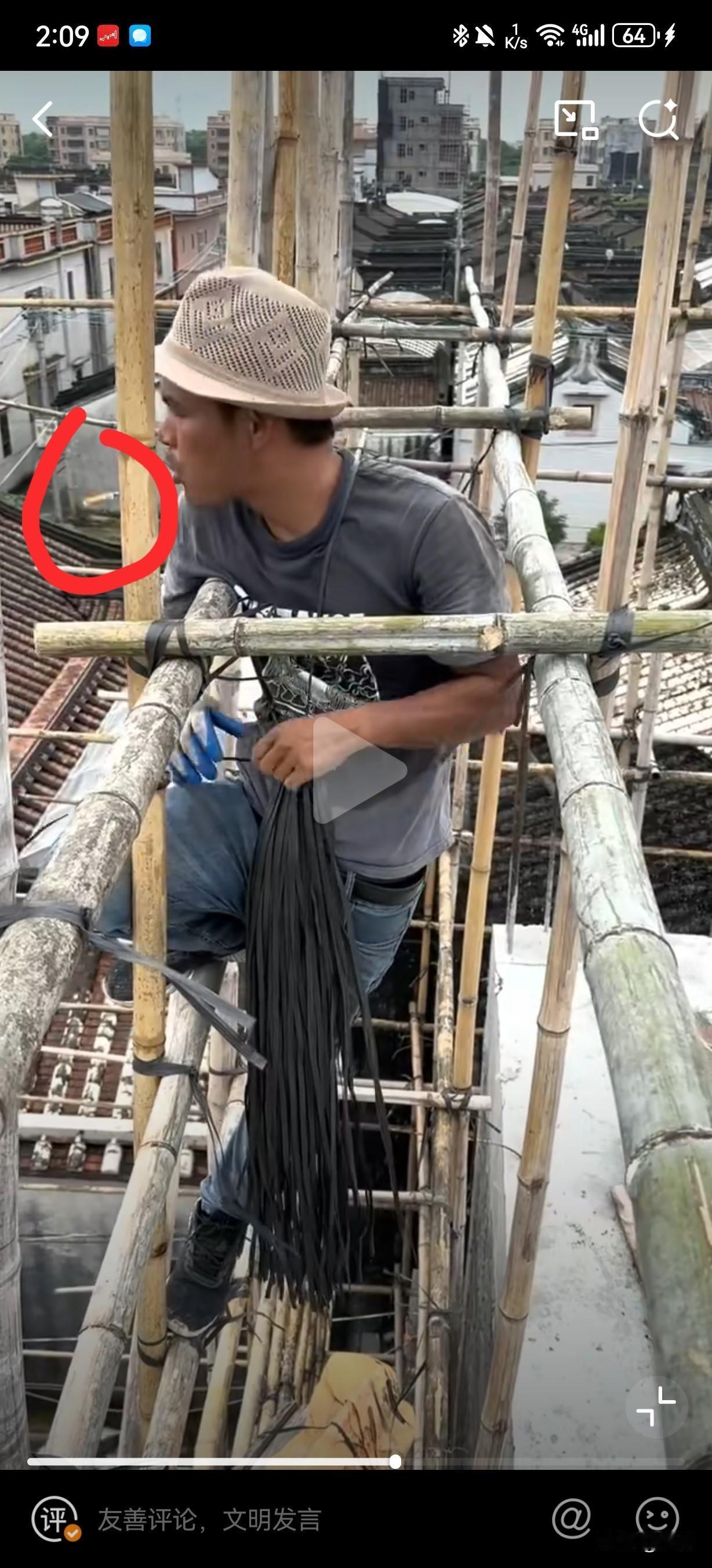 最后吐烟头的动作，解释了一切…香港都是这种竹子的脚手架，工作量很大，容易着火，