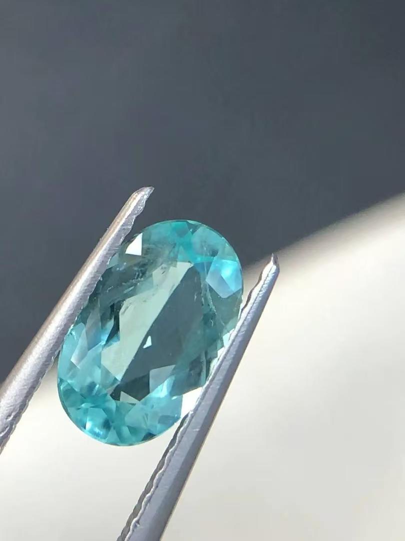 一颗标价2.45万元的帕拉伊巴蓝宝石，从一米高的地方掉到地上，到底会不会碎？这几