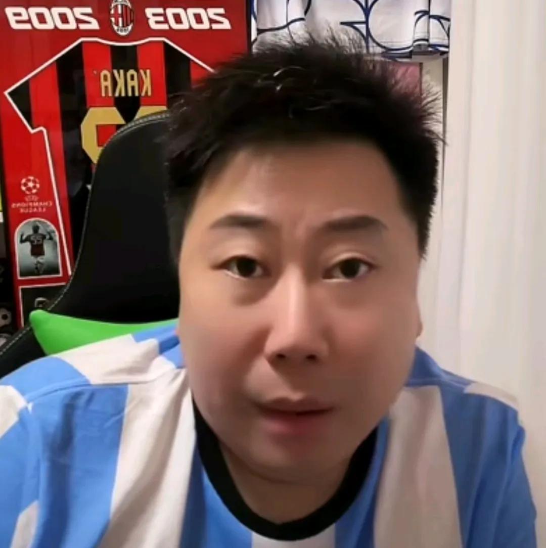 媒体人李宝库认为，日本男足在世界杯上很可能小组出局。足球媒体人李宝库在直播时表